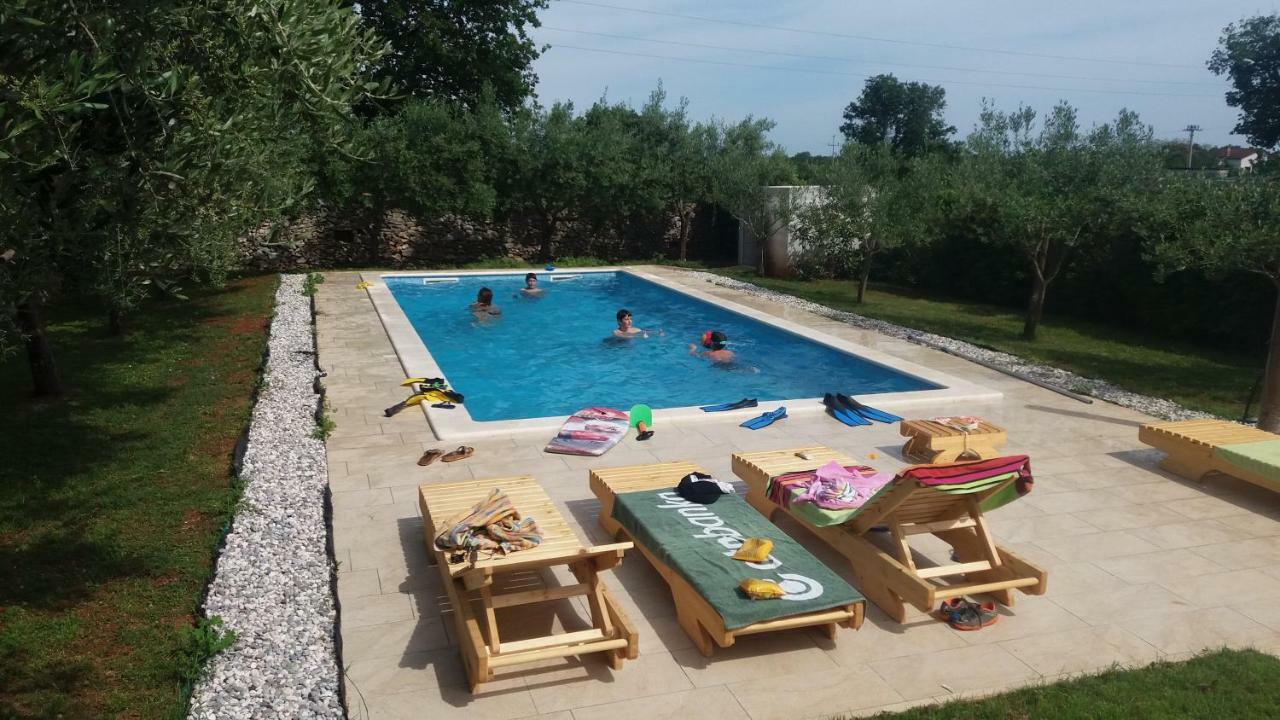 Willa Mala Kuca Sa Velikim Grijanim Bazenom Antonio Šišan Zewnętrze zdjęcie