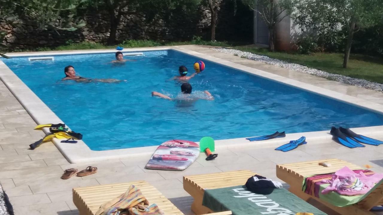 Willa Mala Kuca Sa Velikim Grijanim Bazenom Antonio Šišan Zewnętrze zdjęcie